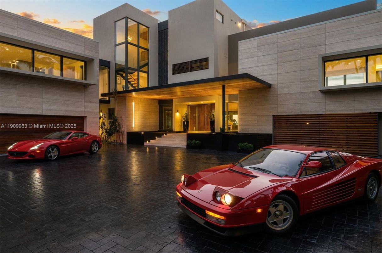 Attached, Exterior, Facade, Modern