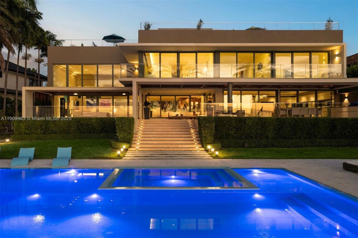 Exterior, Facade, Pool, Modern