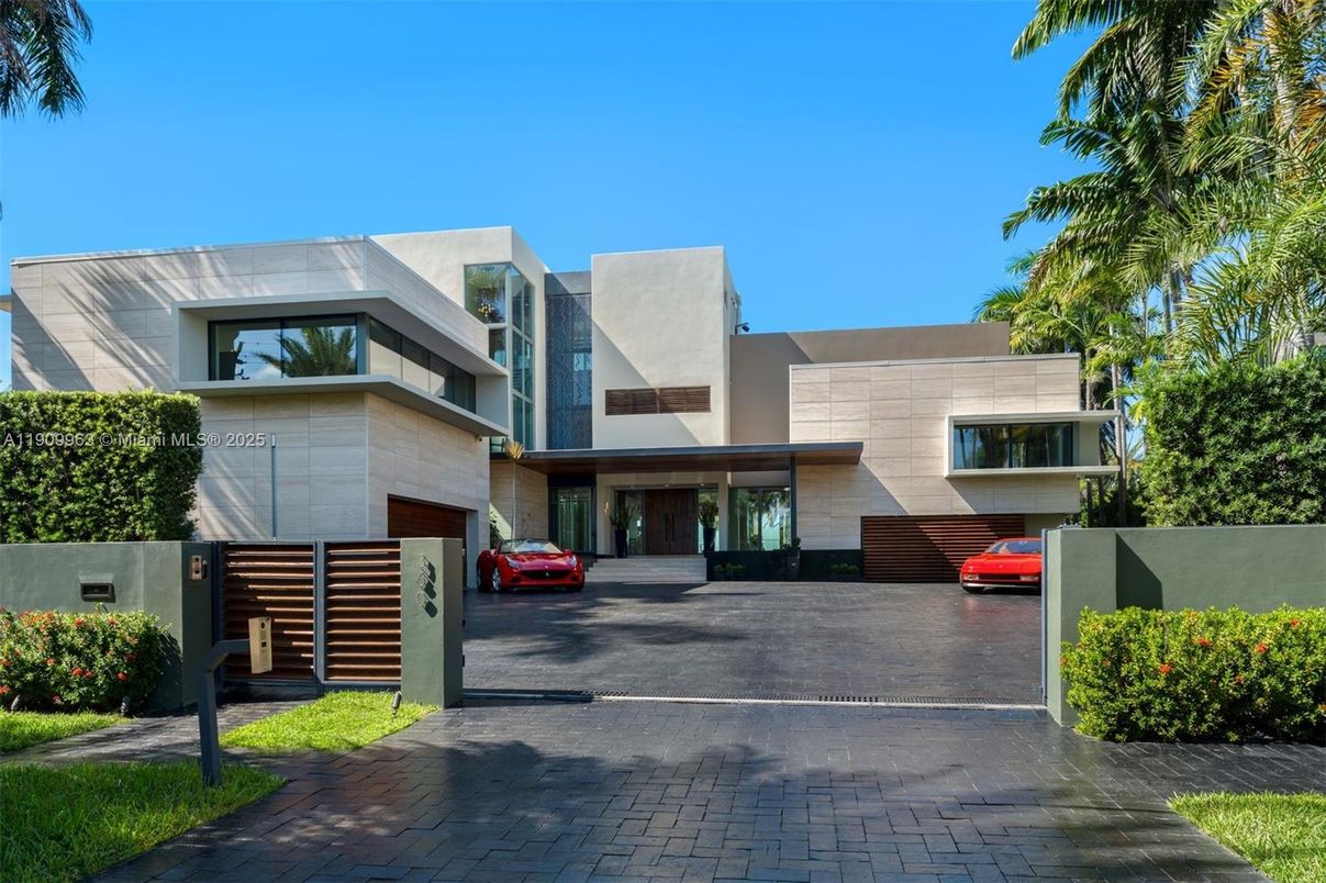 Attached, Exterior, Facade, Modern