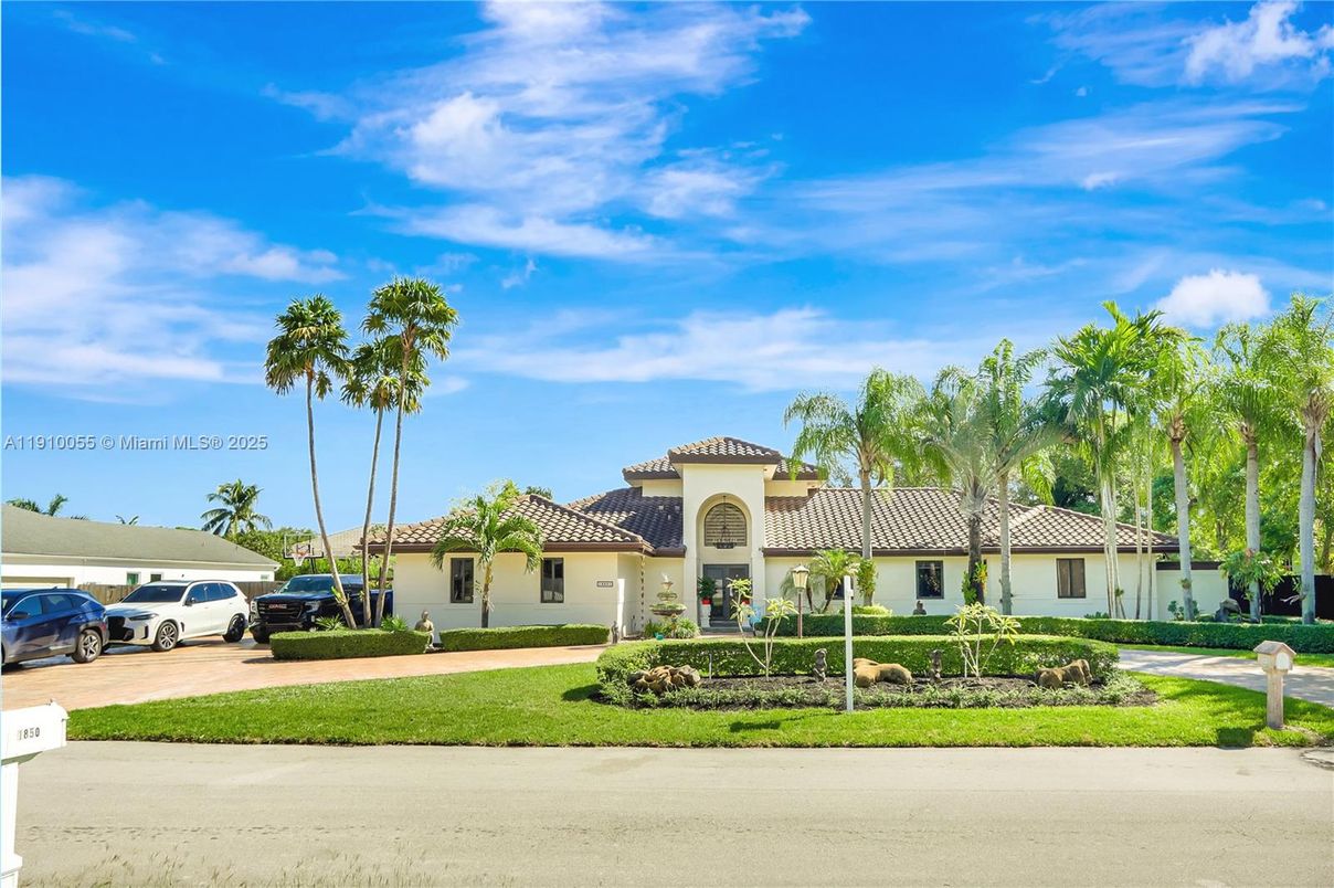 Exterior, Facade, Mediterranean