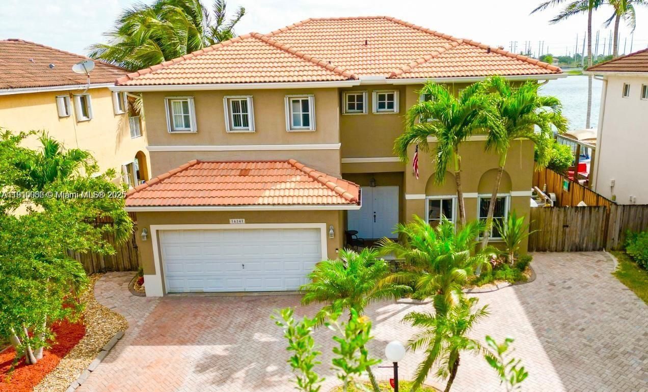 Attached, Exterior, Facade, Mediterranean