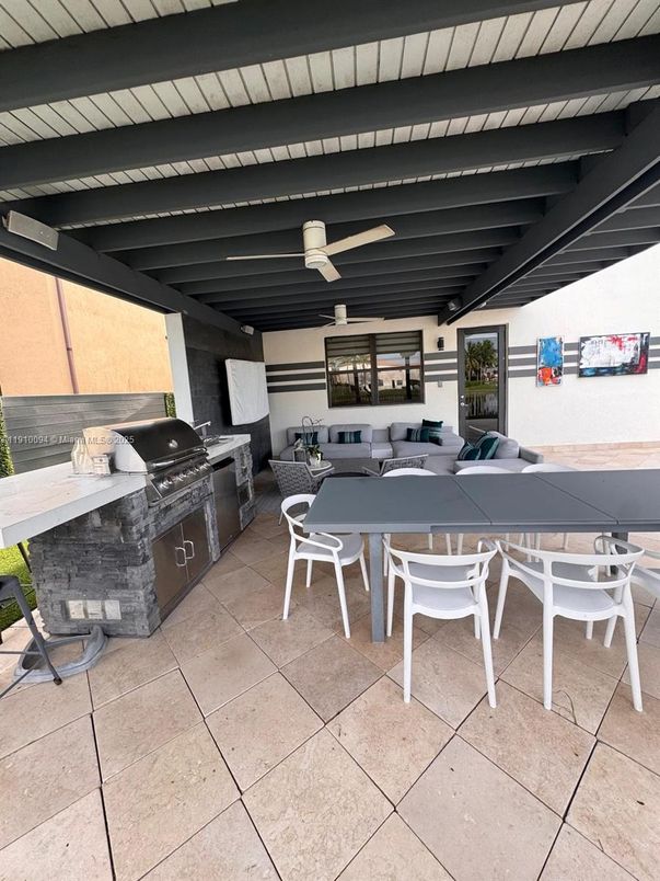 Exterior, Outdoor Kitchen