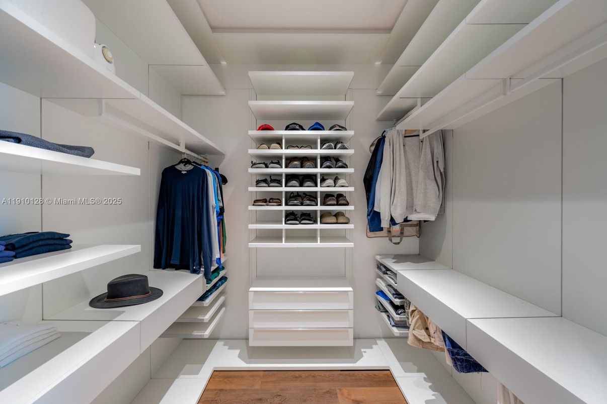 Interior, Walk-in Closets, Wood Texture Flooring