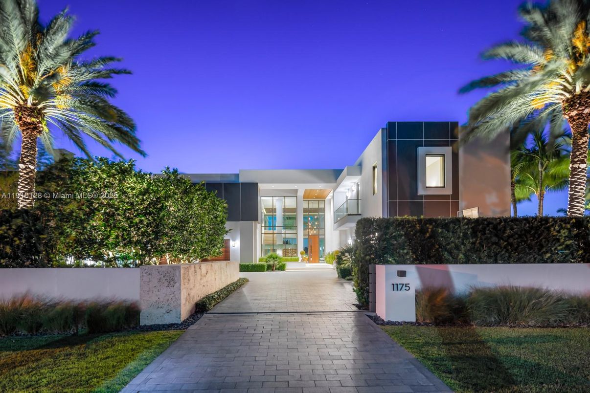 Exterior, Facade, Modern