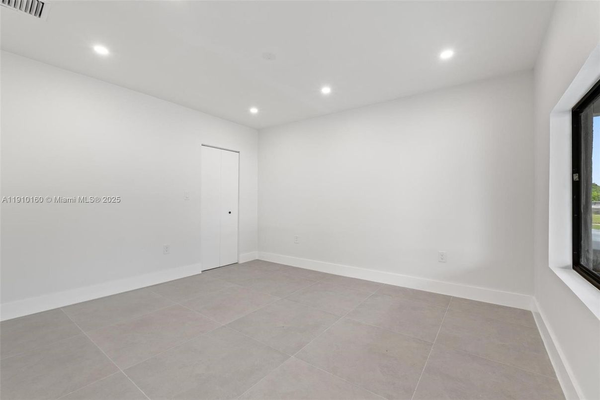 Empty room, Interior, Recessed Lighting