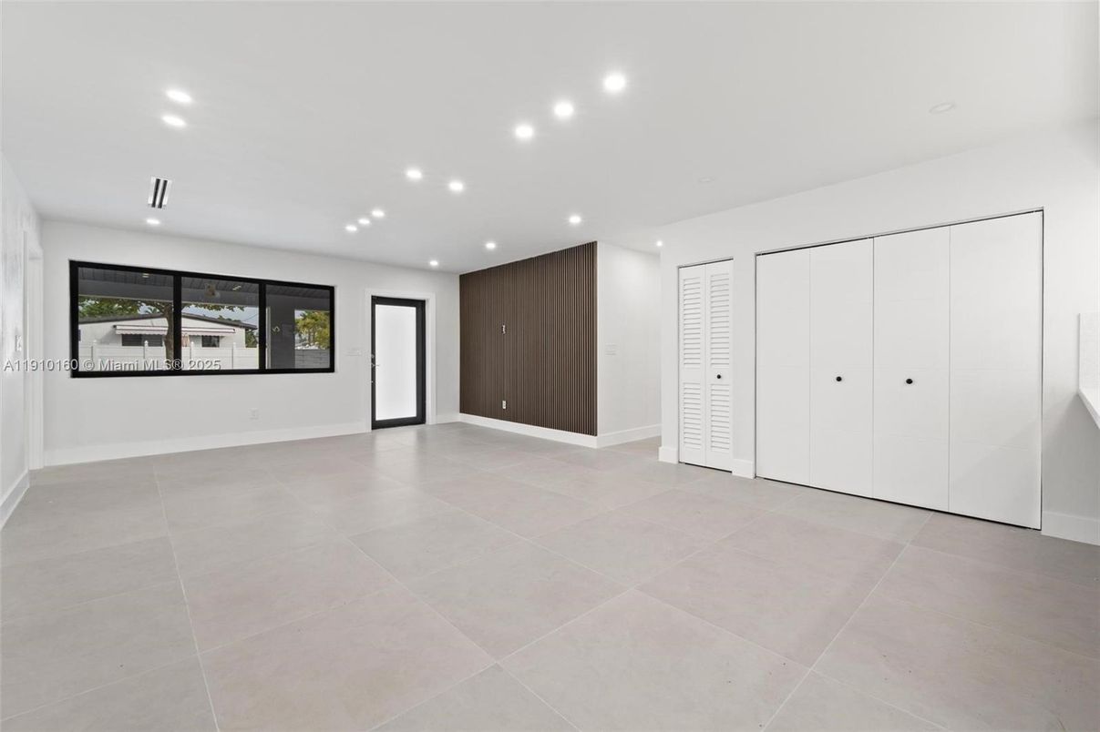 Empty room, Interior, Recessed Lighting