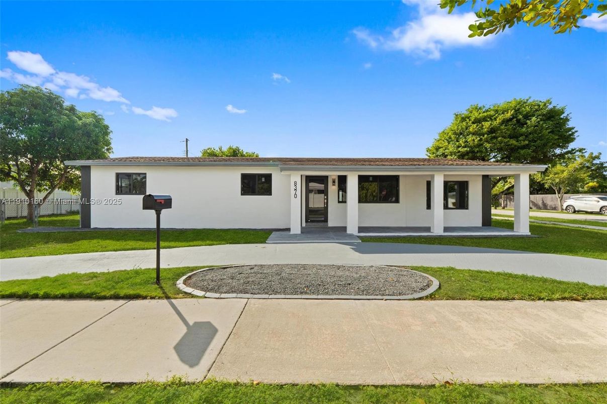 Exterior, Facade, Ranch