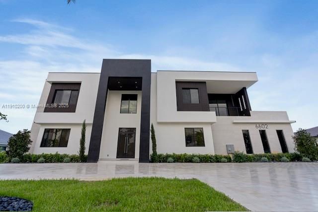 Backyard, Exterior, Facade, Modern