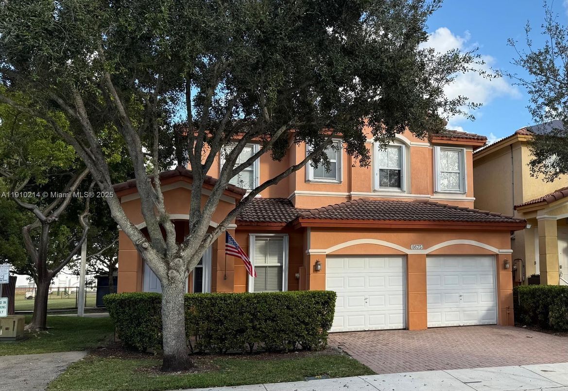 Attached, Exterior, Facade, Mediterranean