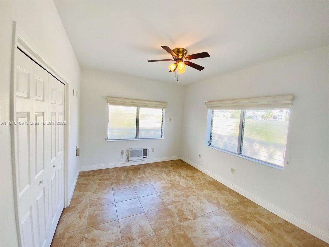 Empty room, Interior
