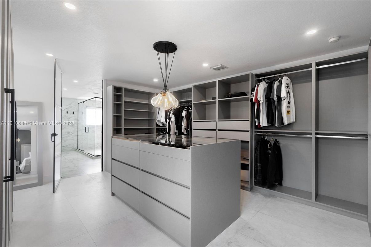 Interior, Pendant Lights, Recessed Lighting, Walk-in Closets