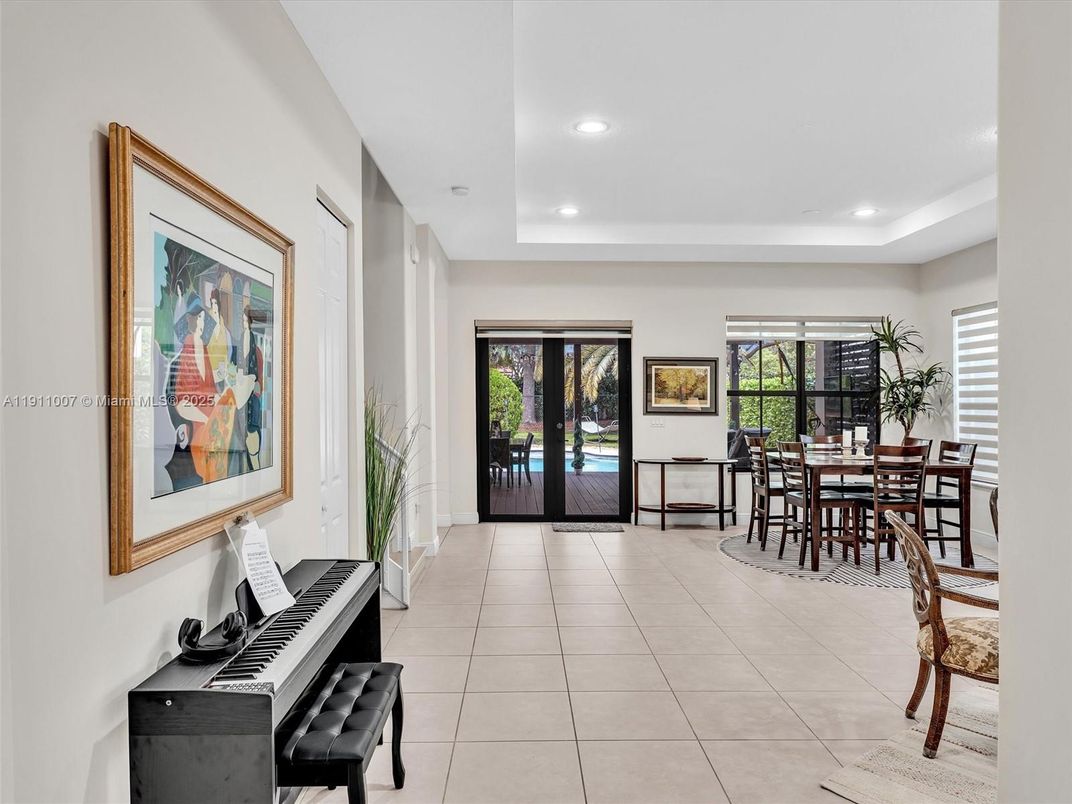 Dining room, Interior, Piano, Recessed Lighting