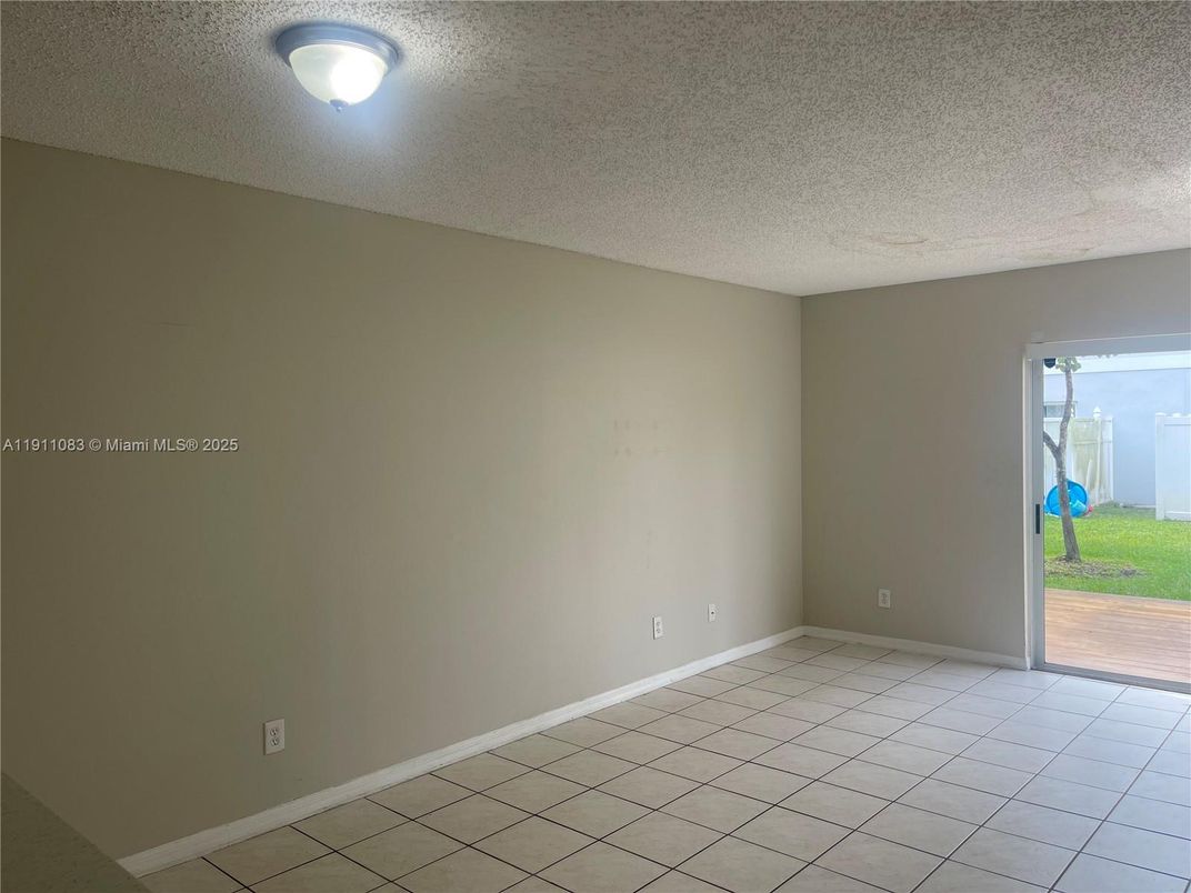 Empty room, Interior