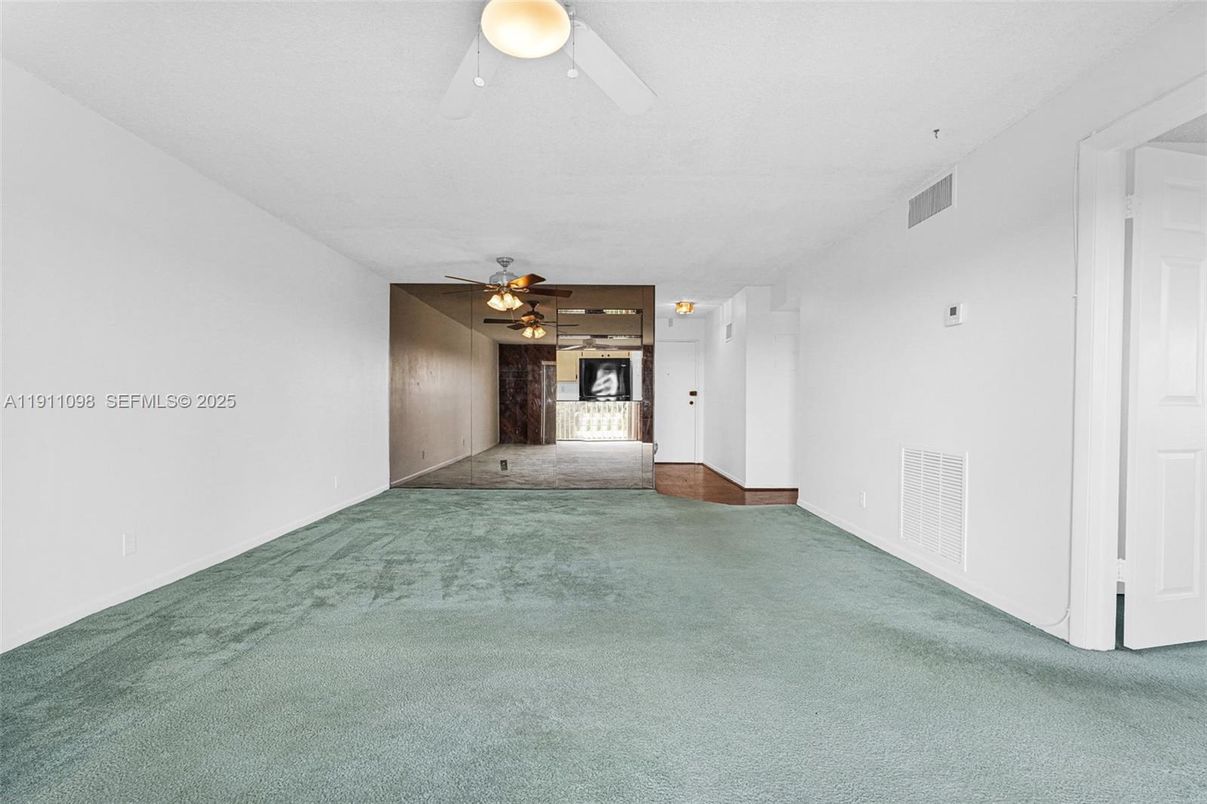 Empty room, Interior