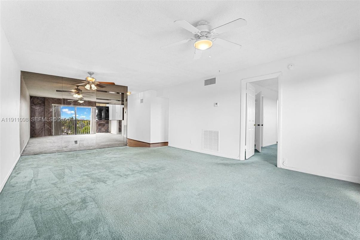 Empty room, Interior