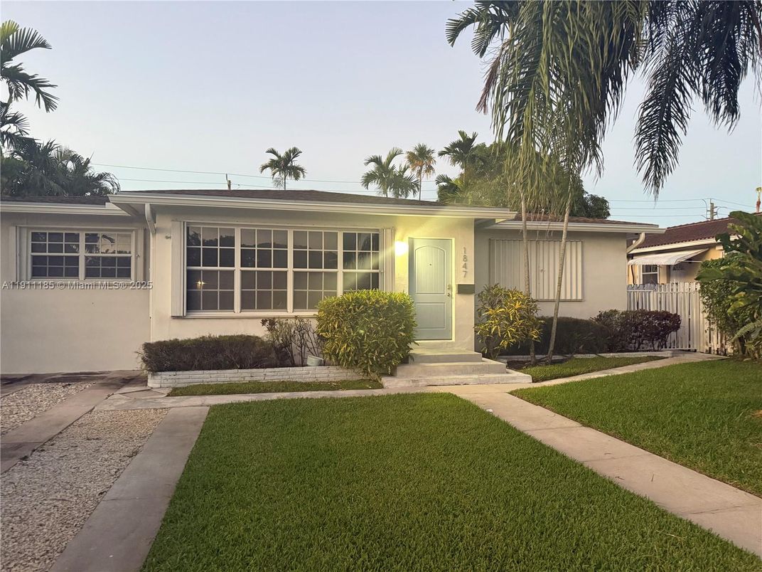 Exterior, Facade, Ranch