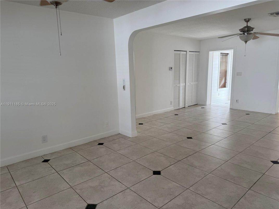 Empty room, Interior