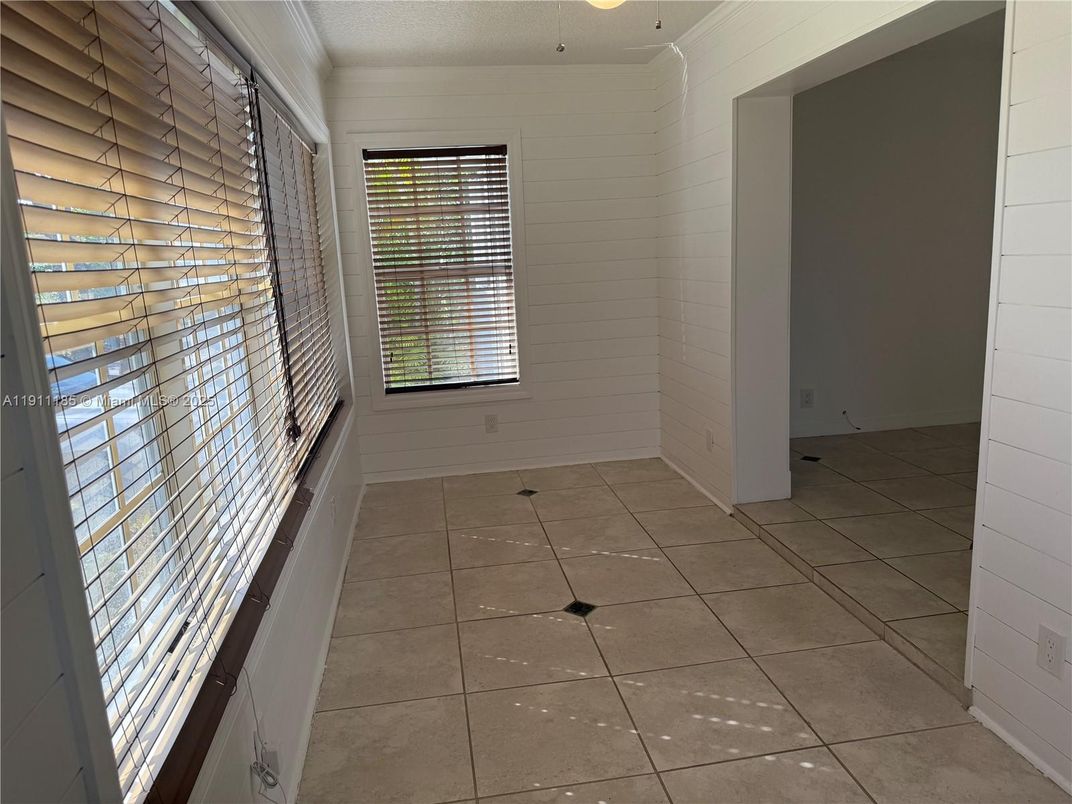 Empty room, Interior