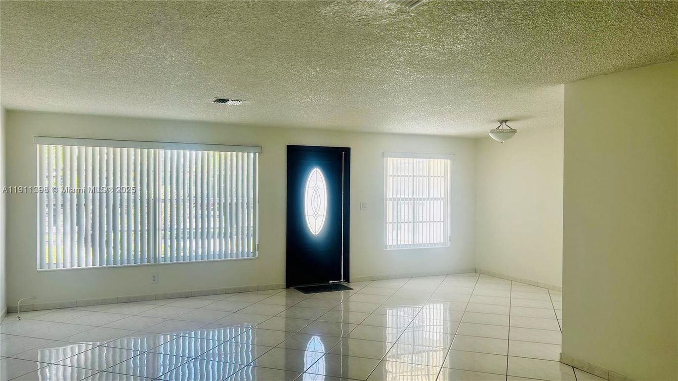 Empty room, Interior