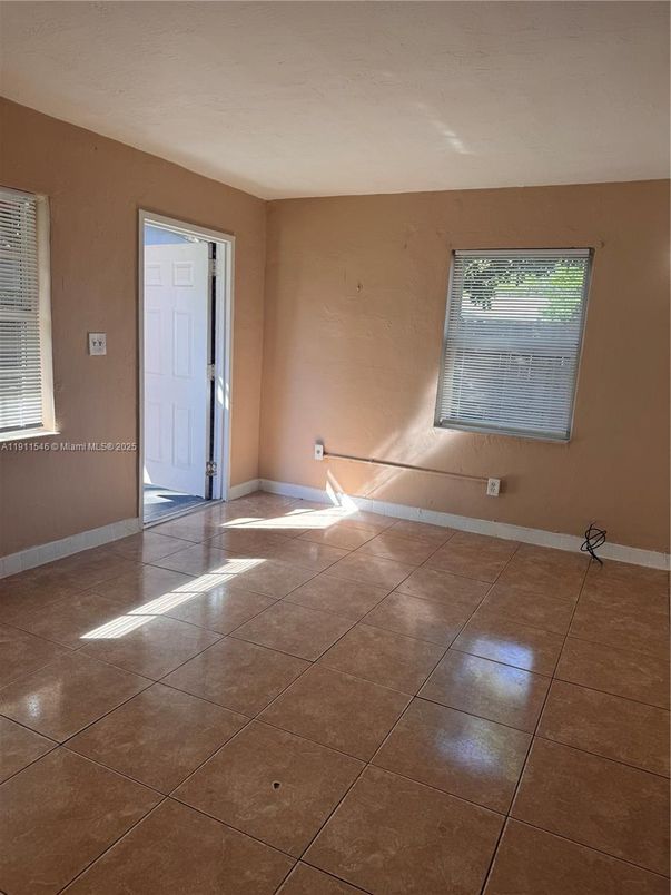 Empty room, Interior