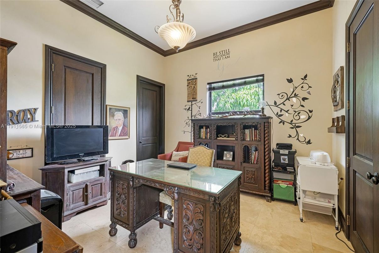 Home Office, Interior