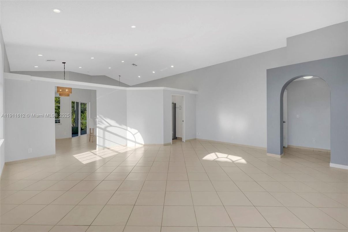 Empty room, Interior, Recessed Lighting