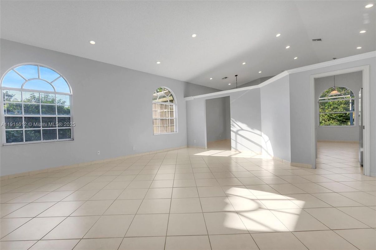 Empty room, Interior, Recessed Lighting