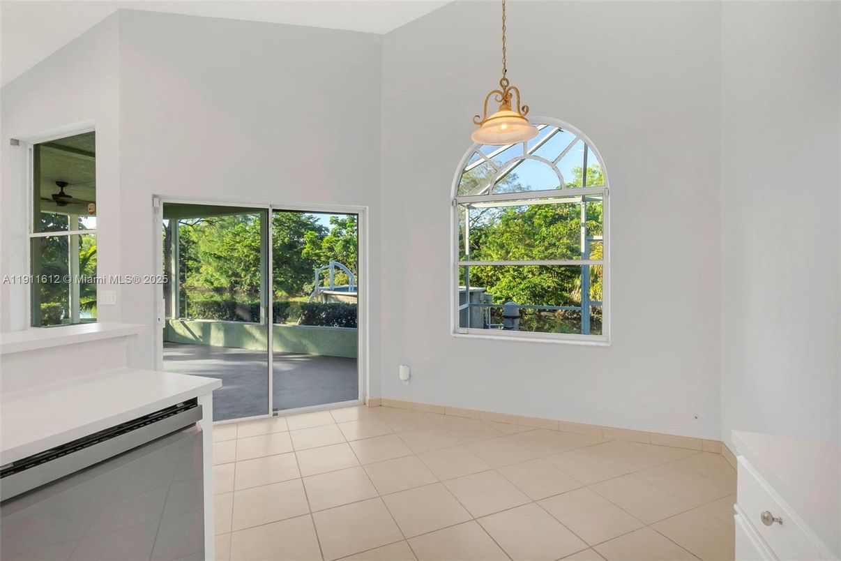 Empty room, Interior, Pendant Lights