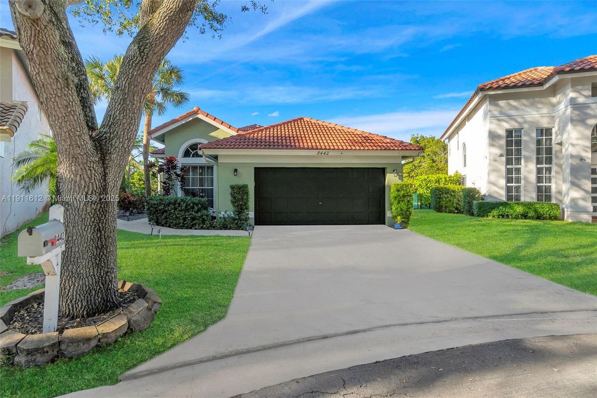 Attached, Exterior, Facade, Mediterranean