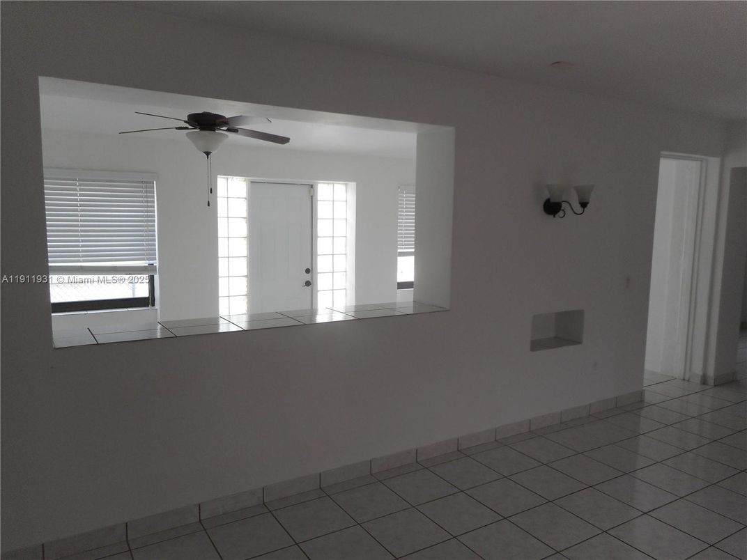 Empty room, Interior