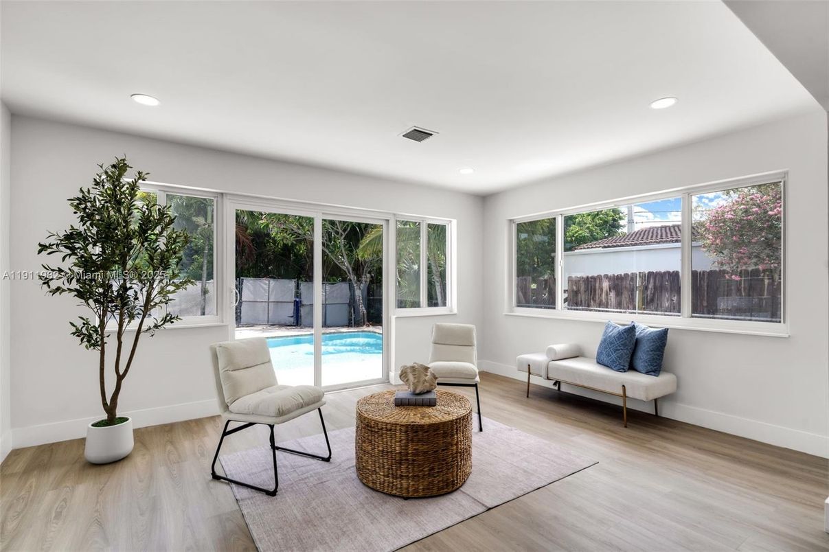 Interior, Living room, Recessed Lighting, Sun Room, Wood Texture Flooring