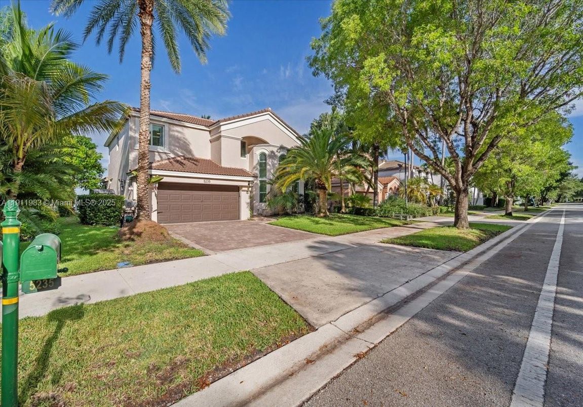 Attached, Exterior, Facade, Mediterranean