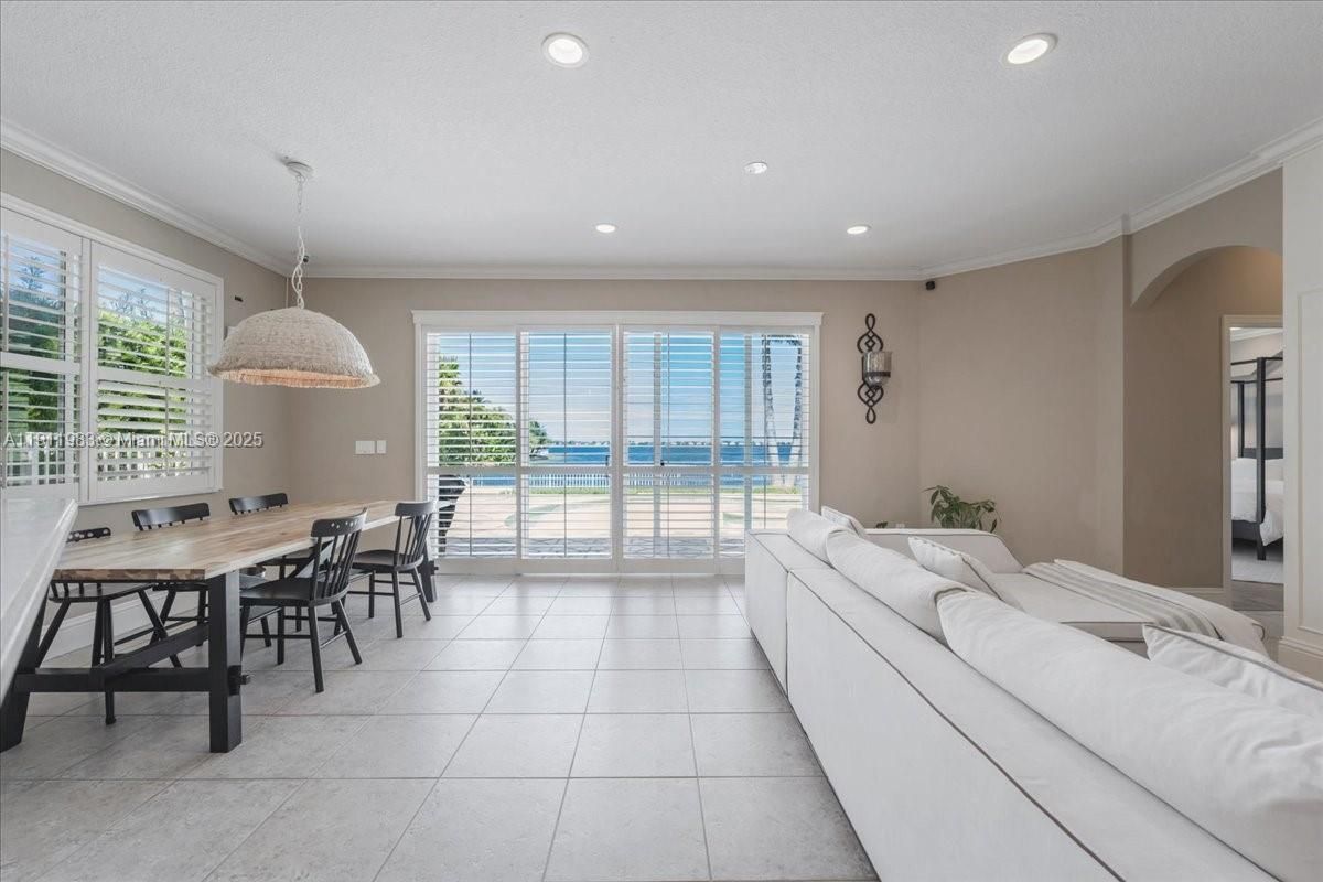 Dining room, Interior, Living room, Pendant Lights, Recessed Lighting, Water