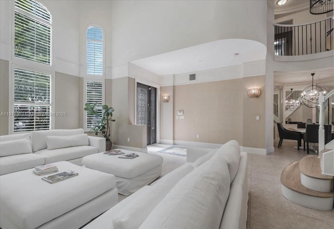 Chandelier, Dining room, Interior, Living room, Pendant Lights