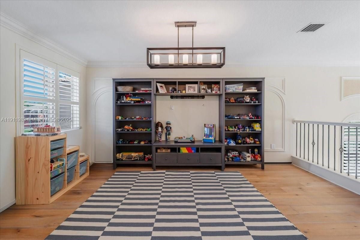 Interior, Pendant Lights, Wood Texture Flooring