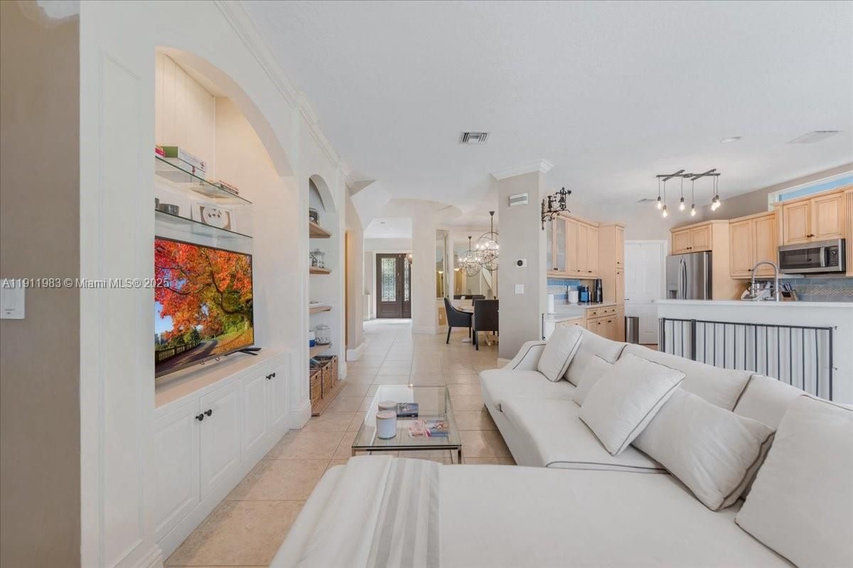 Chandelier, Dining room, Interior, Kitchen, Living room, Pendant Lights, Stainless Steel Appliances