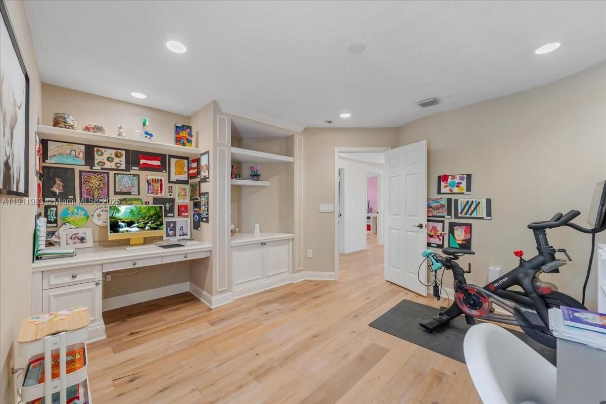 Fitness Equipment, Interior, Recessed Lighting, Wood Texture Flooring