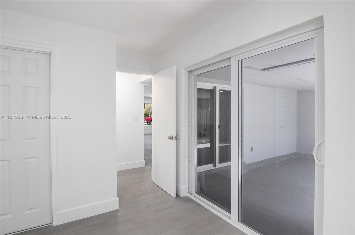 Empty room, Interior