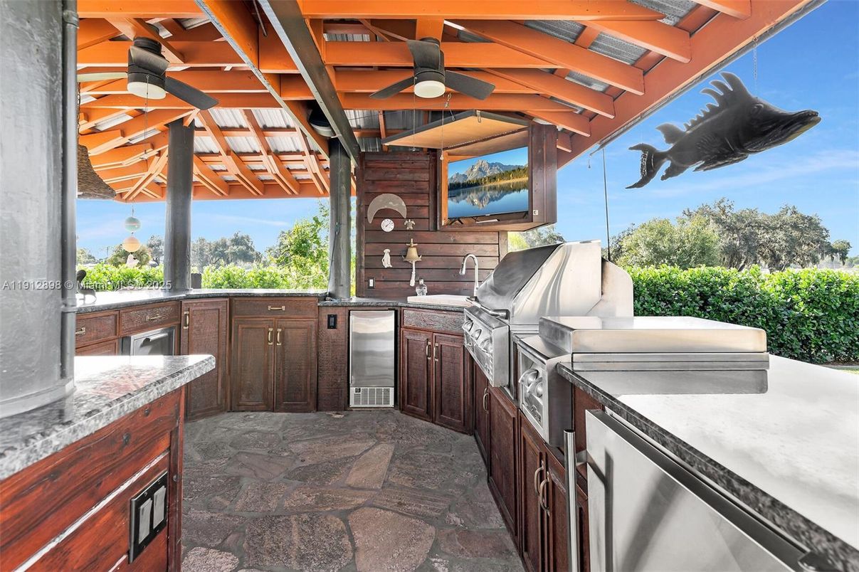 Exterior, Outdoor Kitchen