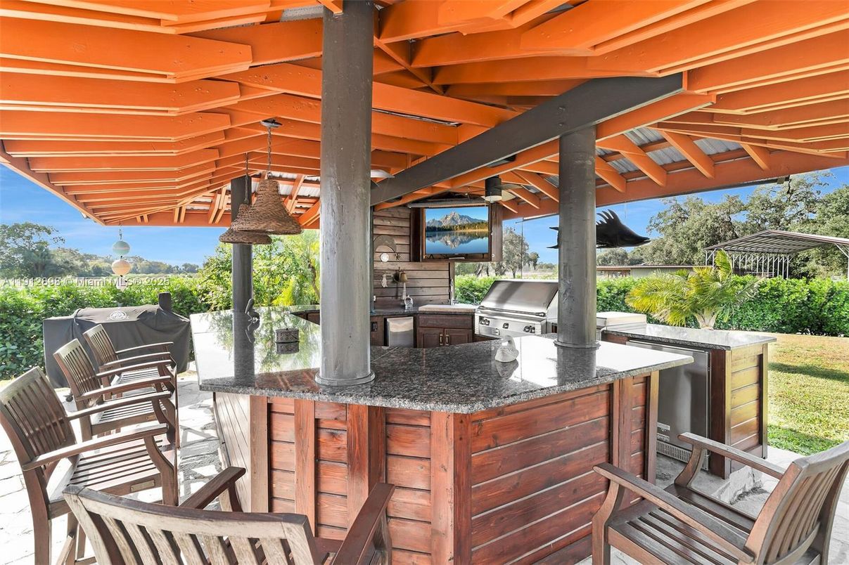 Exterior, Outdoor Kitchen