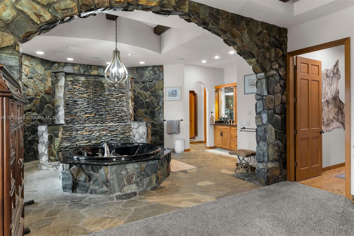 Bathroom, Interior, Pendant Lights, Recessed Lighting, Stone Walls