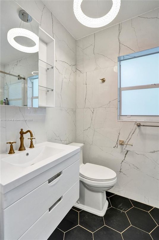 Bathroom, Interior, Marble Walls, Pendant Lights