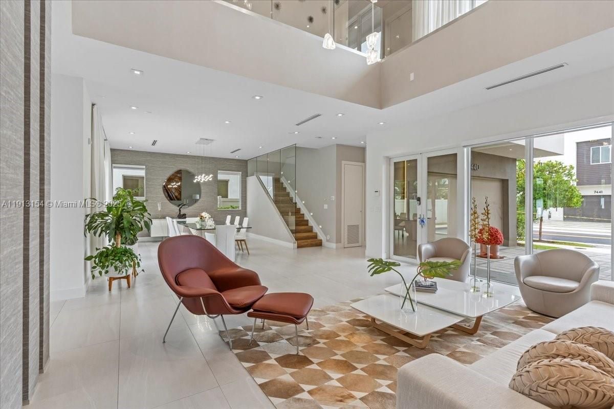 Dining room, Interior, Living room, Pendant Lights, Recessed Lighting