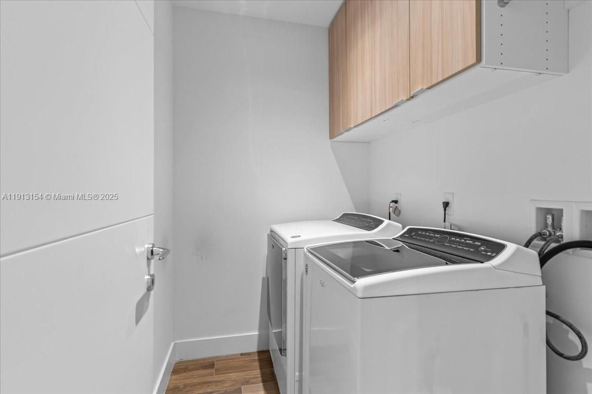 Interior, Washer, Wood Texture Flooring