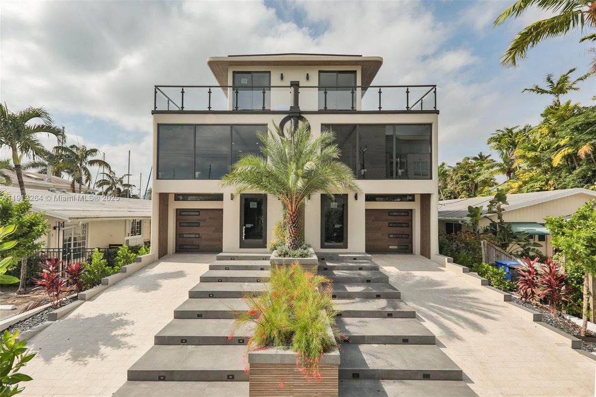 Attached, Exterior, Facade, Modern