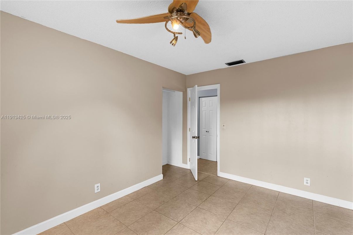 Empty room, Interior