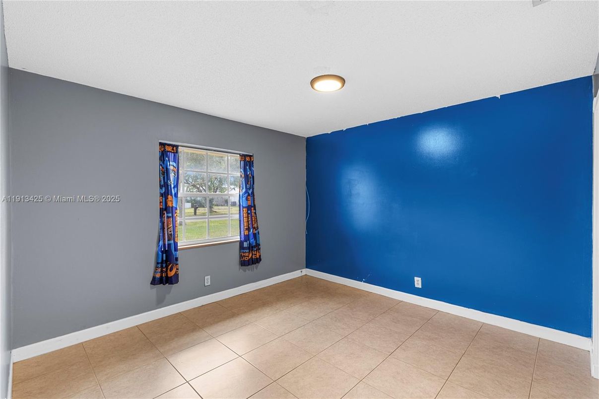 Empty room, Interior