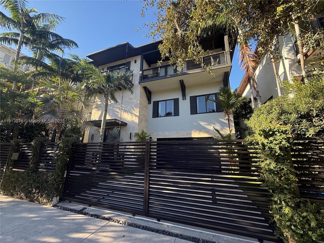 Exterior, Facade, Modern