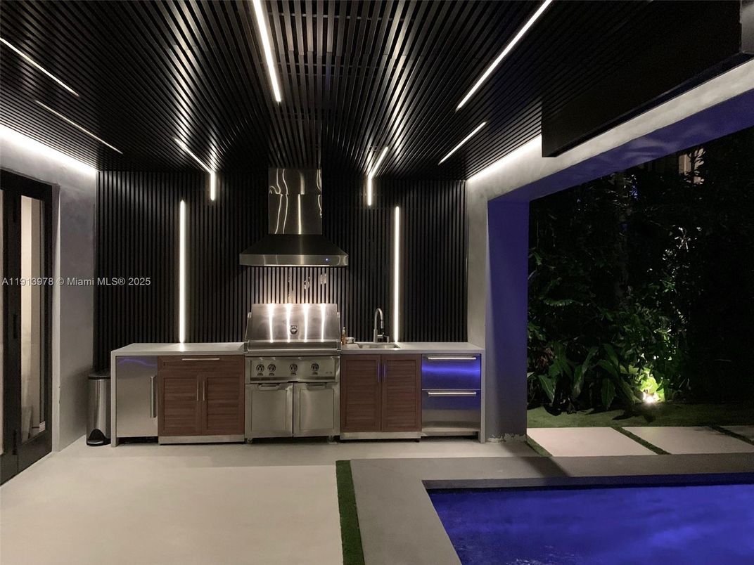 Exterior, Outdoor Kitchen, Pool