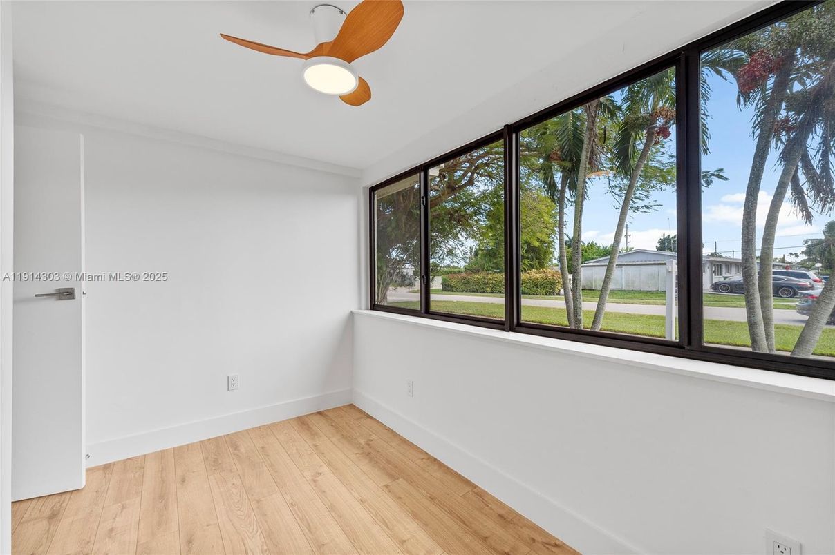 Empty room, Interior, Sun Room, Wood Texture Flooring